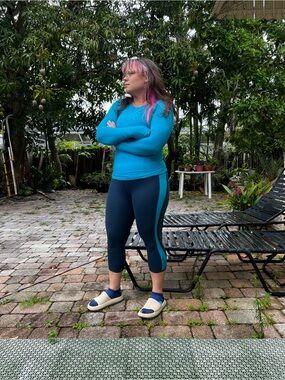 GAP Teal Long Sleeve and Teal and Dark Teal Colorblock Crop Leggings Workout Set
